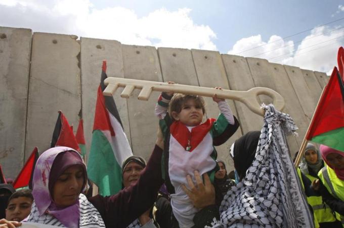 Palestinians holding replicas of house keys, representing the front door keys of abandoned homes [AFP]