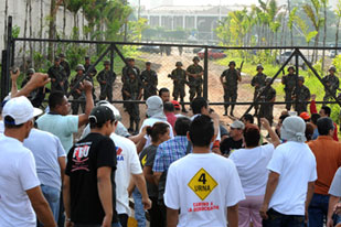 Protest outside presidential palace after Zelaya''s arrest