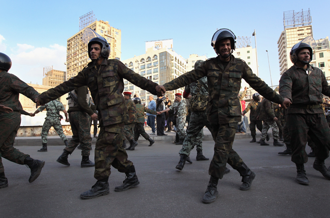 Troops link hands in Tahrir