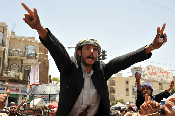 Yemen - protesters clash with police