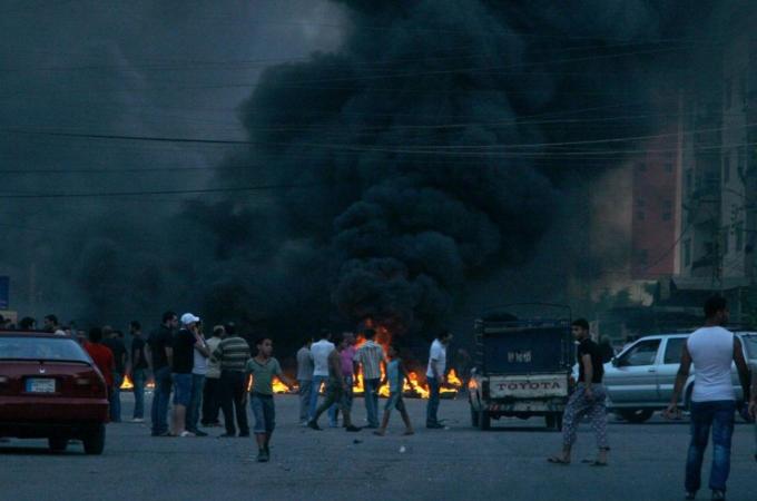 Palestinian refugees burn tyres in the B