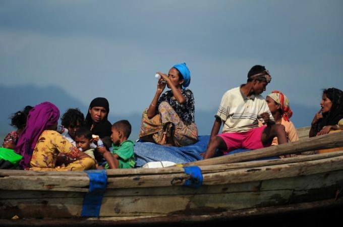 Rohingya Muslims fleeing sectarian viole