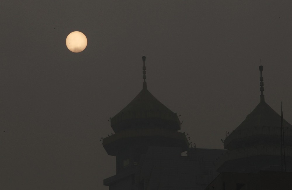 Heavy smog envelops Beijing