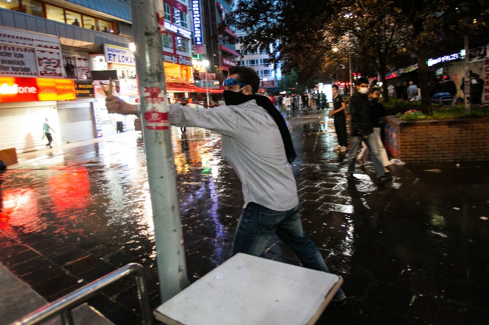 <p>A young person uses a slingshot to target police after the crackdown on the Ankara demonstrators.</p>