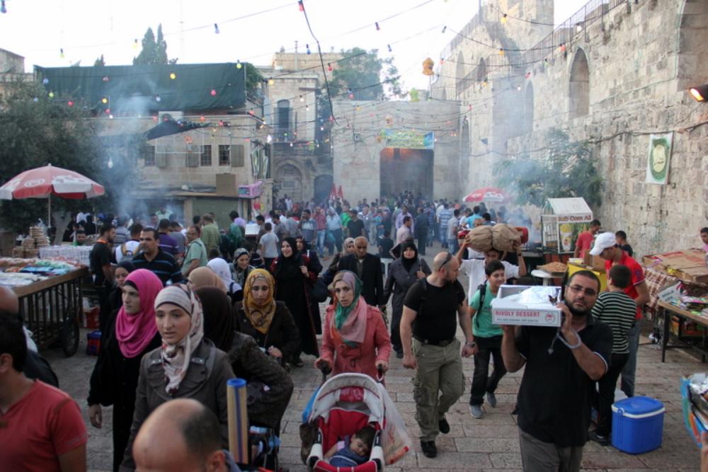 Thousands gather at al-Aqsa mosque for Laylat al-Qadr on the 27th night of Ramadan.