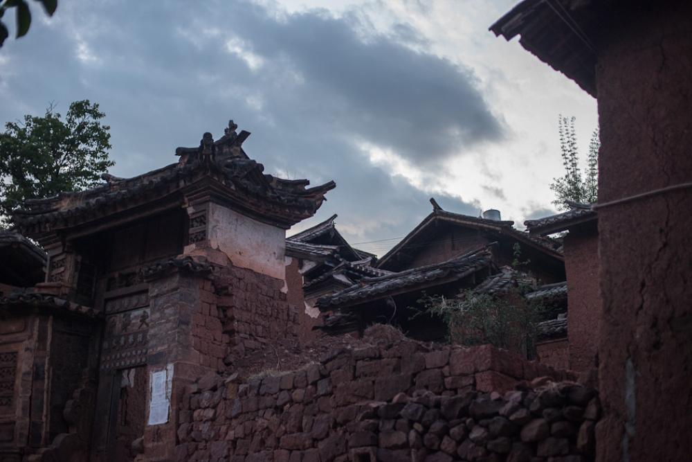 <p>Ancient home of the Huang merchant family, at dusk in Nuodeng. </p>