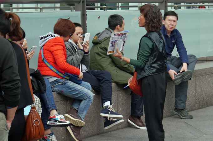 Most Chinese tourists to Taiwan ignore the Falun Gong activists they encounter [Jens Kastner/Al Jazeera]