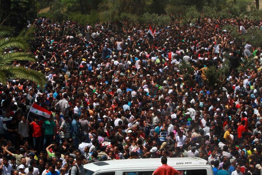 Thousands of Syrians living in Lebanon have started voting at their country(***)s embassy ahead of Syria(***)s June 3 presidential election.