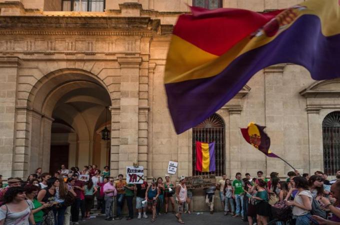 Demonstrators call for a referendum on the Spanish Monarchy after the abdication of King Juan Carlos on June 2, 2014 in Seville, Spain. [Getty Image]