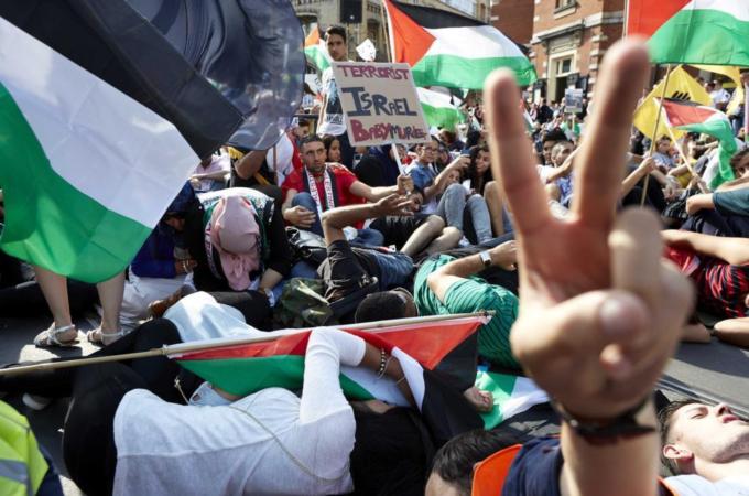 Without Palestinian voices, the media will continue to willfully ignore the fact that the war on the Palestinians of Gaza actually began in 1947-48, writes Sabawi. [EPA]