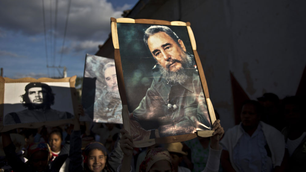 Children carrying framed images of Castro and Che Guevara in 2015 [AP Photo/Ramon Espin]