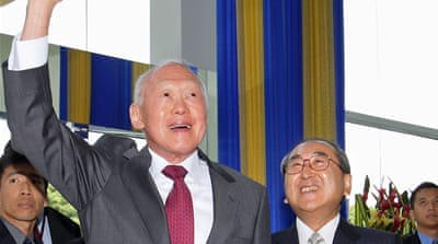 Lee Kuan Yew waves to factory workers in 2007 [Getty Images]