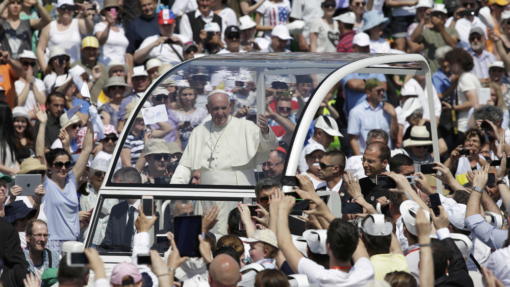 Pope Francis asked Bosnians on Saturday to oppose the “barbarity” of those who want to continue sowing division [Reuters]