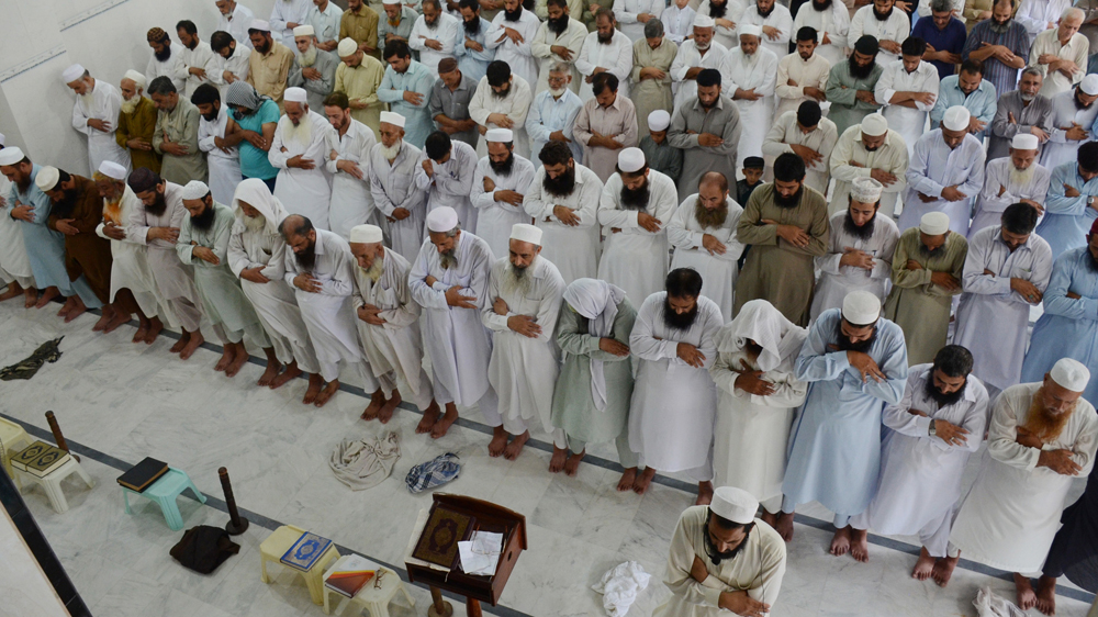 Congregation offers funeral prayers for Taliban leader Mullah Mohammad Omar at a mosque in Peshawar [AP]