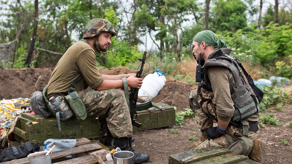 Nikrasov and Angel discuss positions [Virginie NGUYEN HOANG]