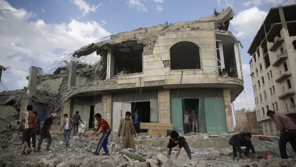  After Houthi rebel group captured Sanaa, war has raged between the Houthi fighters and supporters of Yemen's ousted government [Hani Mohammed/AP] 