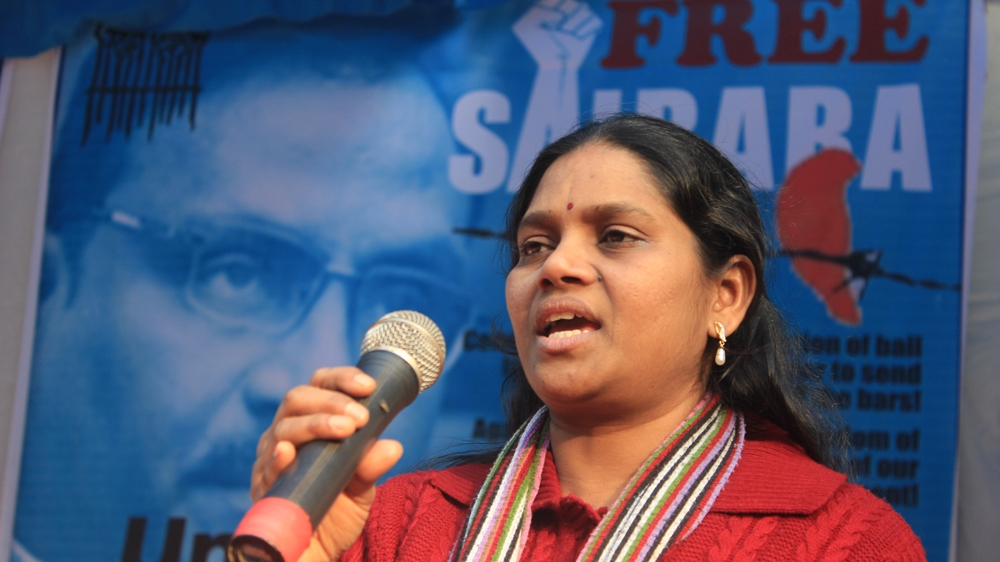AS Vasantha, Saibaba's wife, addresses the crowd at Jantar Mantar, New Delhi [Sanjay Kumar/Al Jazeera] 
