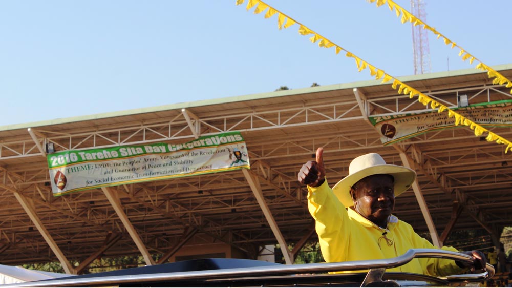 
President Museveni flashed the party sign to crowds at his last pre-election rally at Kololo airstrip in Kampala, Uganda [Tendai Marima/Al Jazeera]

