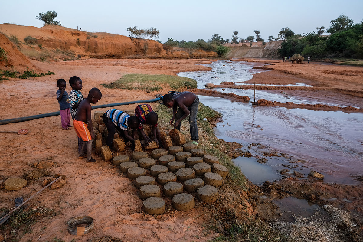 Current Life on the Niger River/ Please Do Not Use