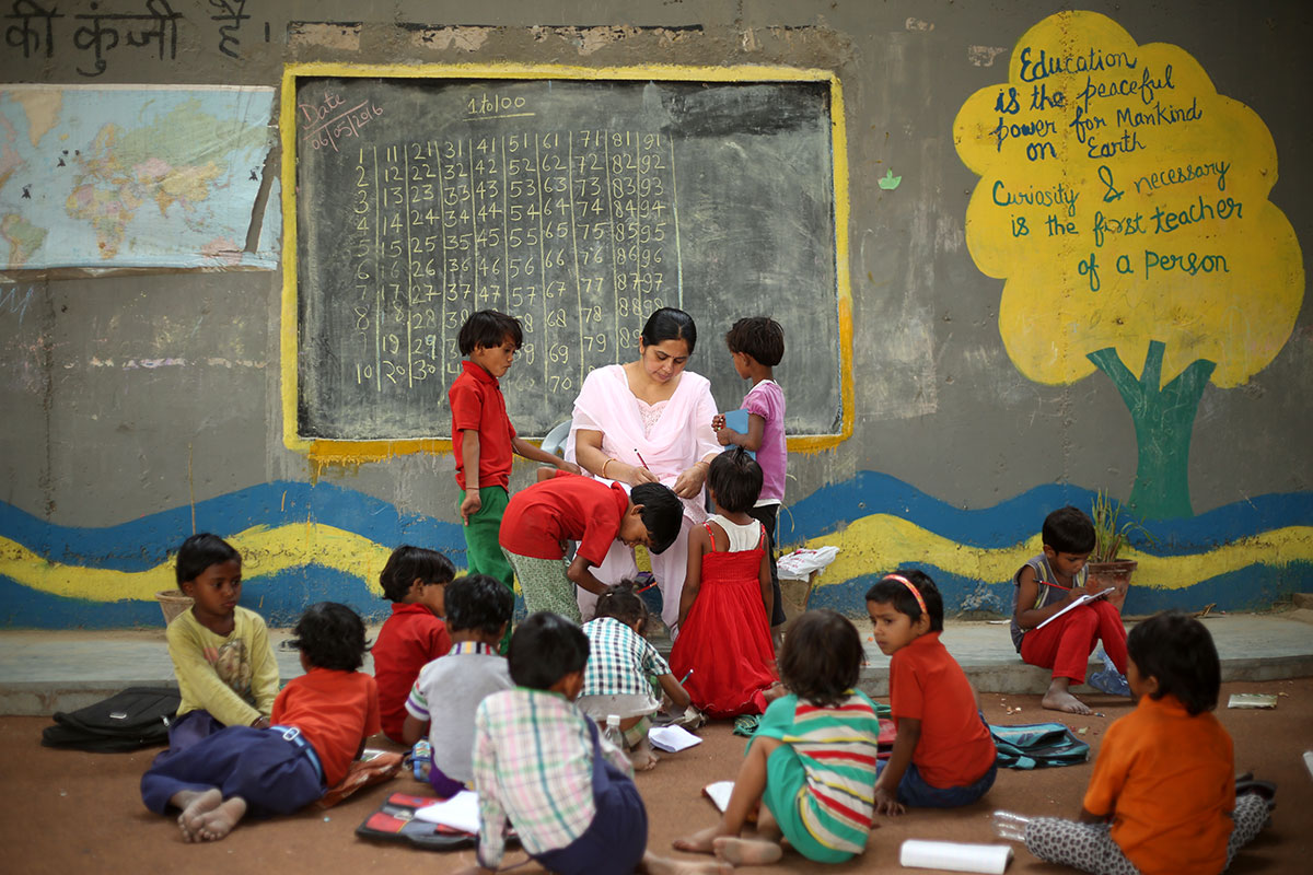 Free school under bridge for poor and needy children [Showkat Shafi/Al Jazeera]