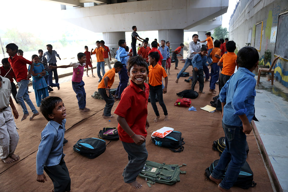 Free school under bridge for poor and needy children [Showkat Shafi/Al Jazeera]