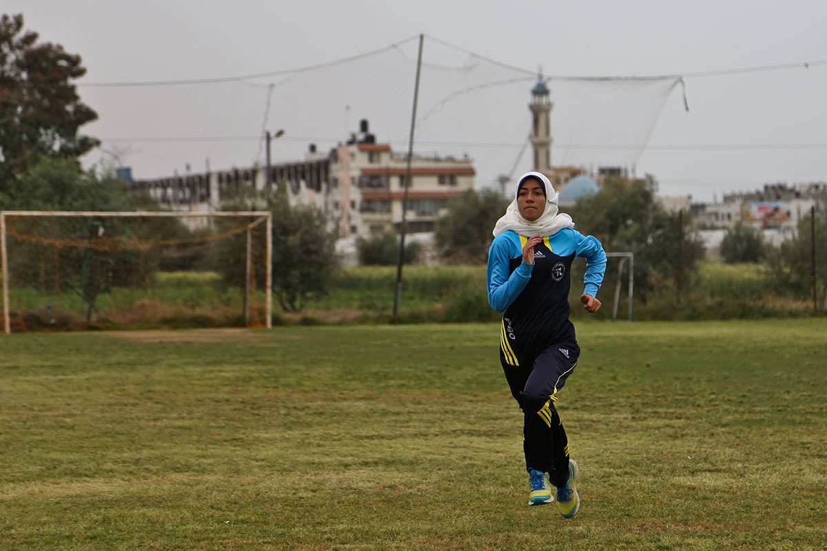 Gaza teen girl runs for freedom/ Please Do Not use