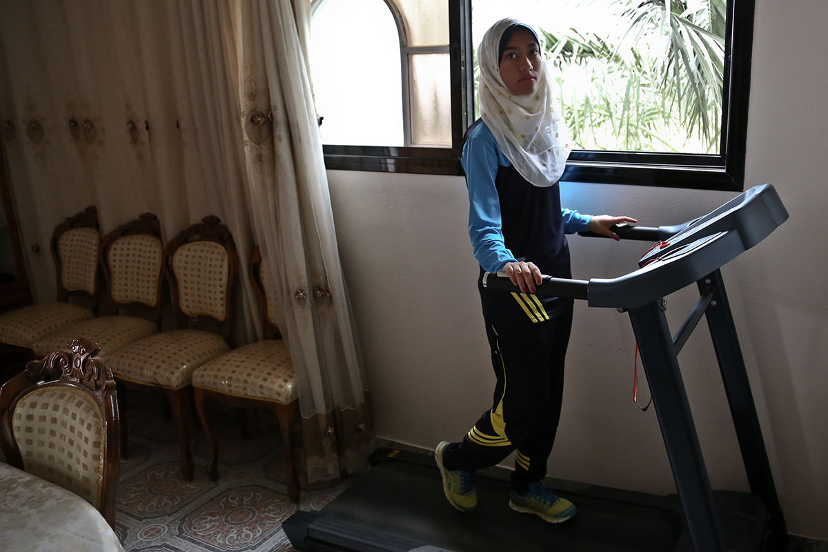 Gaza teen girl runs for freedom/ Please Do Not use