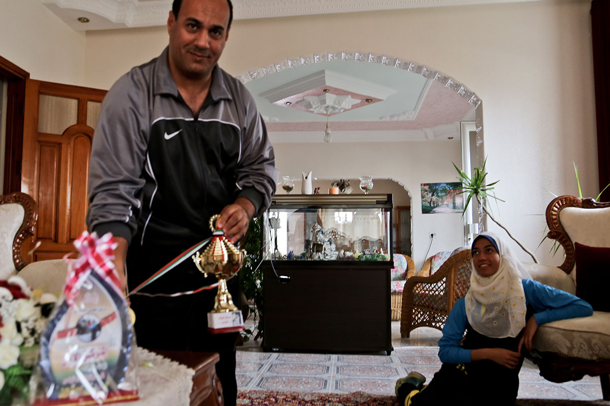 Gaza teen girl runs for freedom/ Please Do Not use