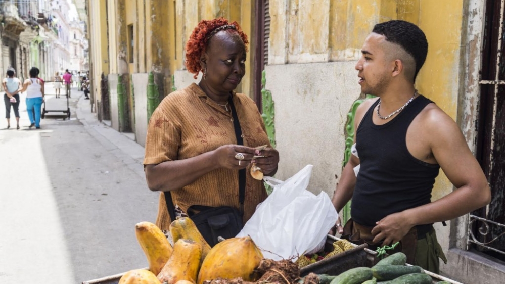 A woman makes her purchase [El Estornudo/Al Jazeera]