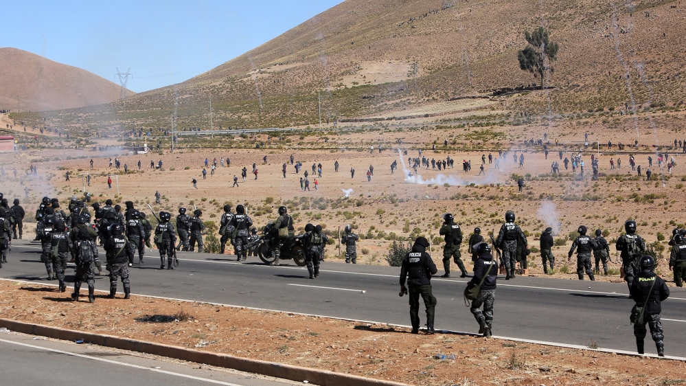 Bolivian miners protest to show opposition to the Mining act