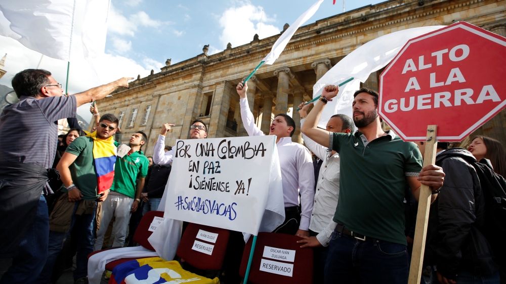 Supporters of the peace deal signed between the government and FARC rebels protest during a rally in front of Congress in Bogota, Colombia [REUTERS]