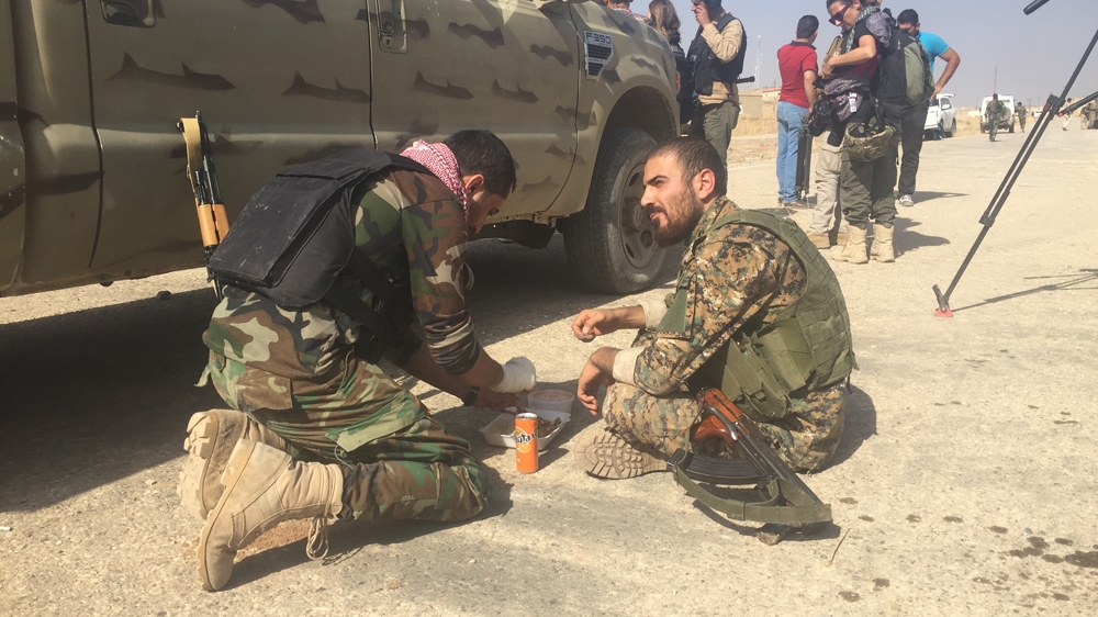 Peshmerga soldiers break for lunch in Nawaran [Adam Lucente/Al Jazeera]
