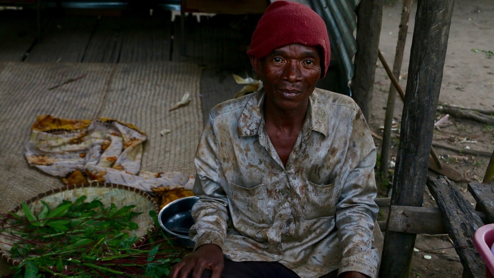 Biddi and his wife Soa say they fight off thieves often. They take it in turns to sleep in the fields [Peter Lind/Danwatch]