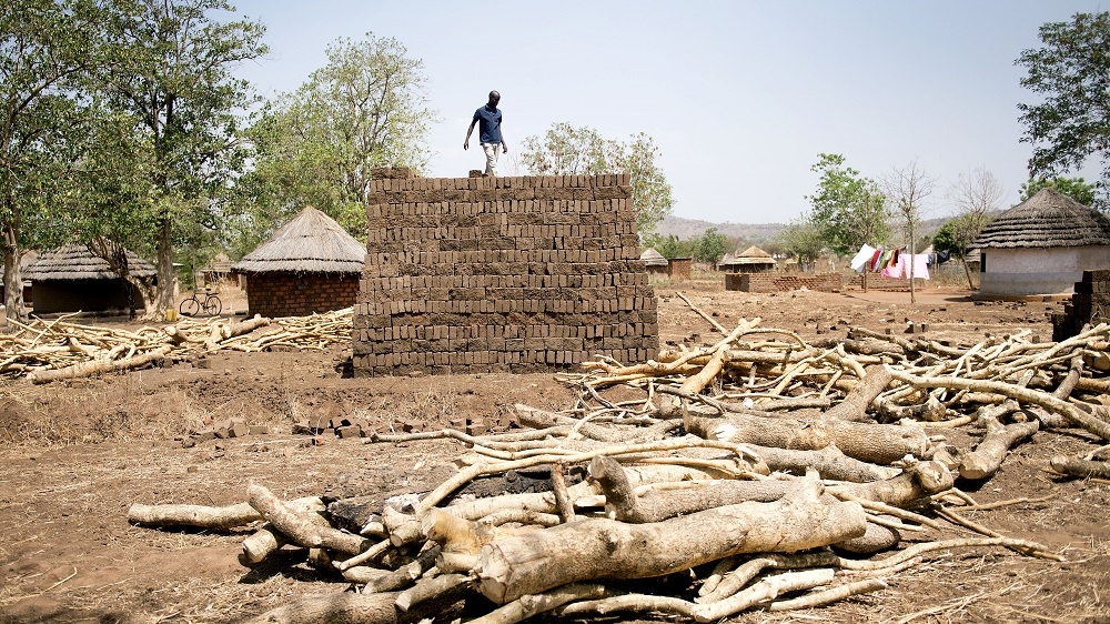 Refugees build ovens to burn bricks used in constructing houses [Yilmaz Polat/Al Jazeera]