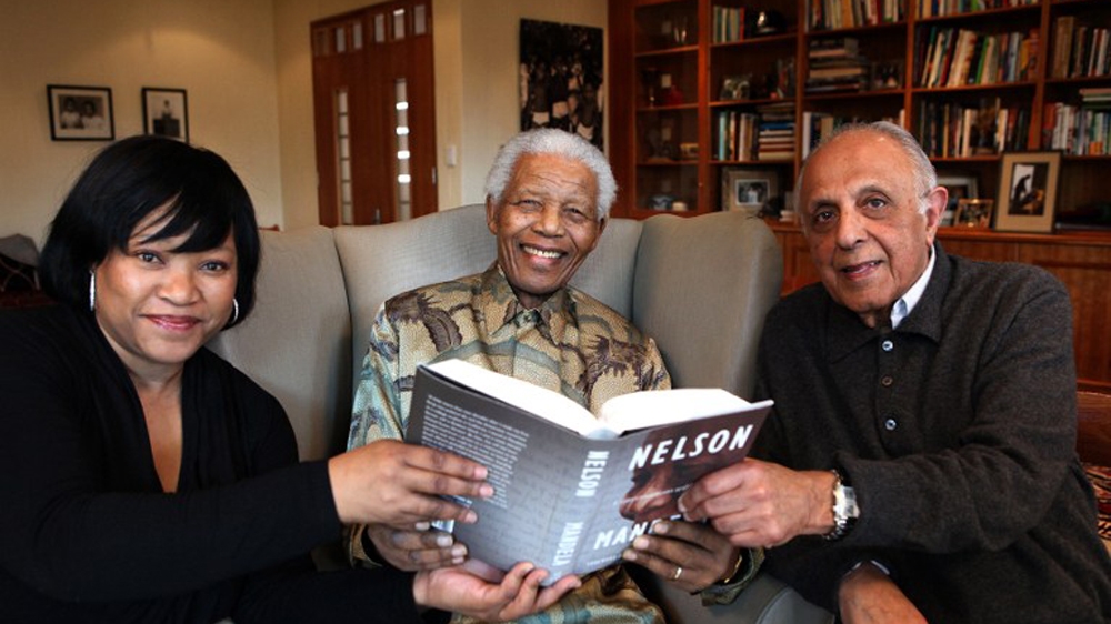 Mandela appears with Kathrada and Mandela's daughter Zindzi in October 2010 [Debbie Yazbek/Mandela Foundation/AFP] 