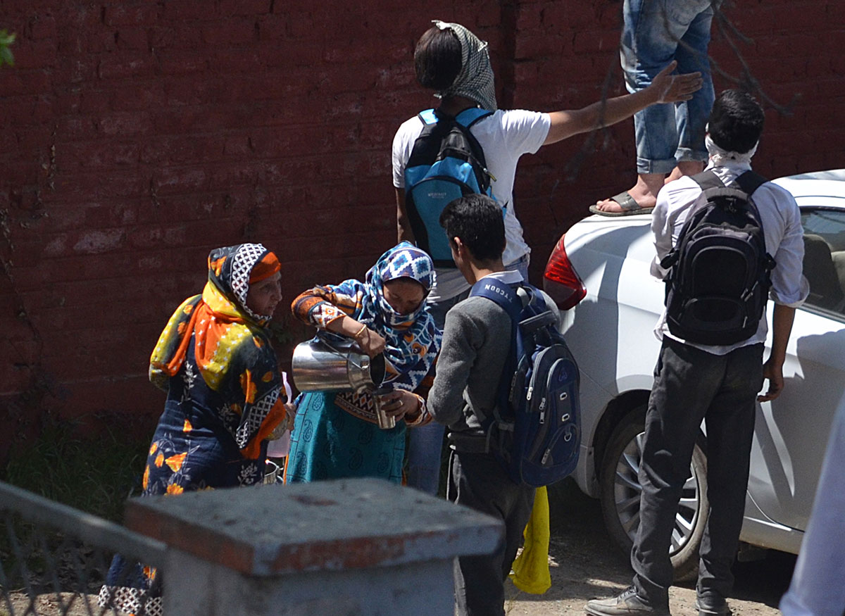 Kashmiri girls on the front lines/ Please Do Not Use