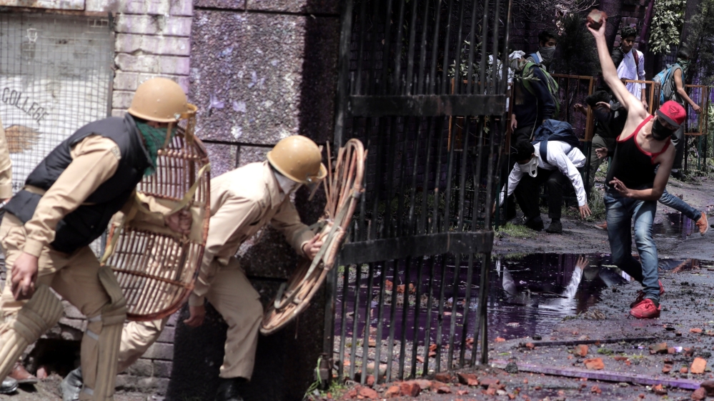 Kashmiri students protest in Srinagar