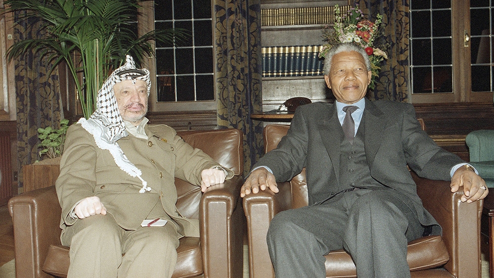 PLO leader Yasser Arafat, left and ANC leader Nelson Mandela during a short meeting at the Dutch Prime Minister's residence in the Hague on February 18, 1994 [AP Photo/Albert Overbeek] [Daylife]