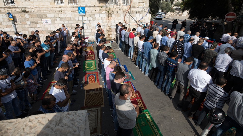 Jerusalem Muslims praying