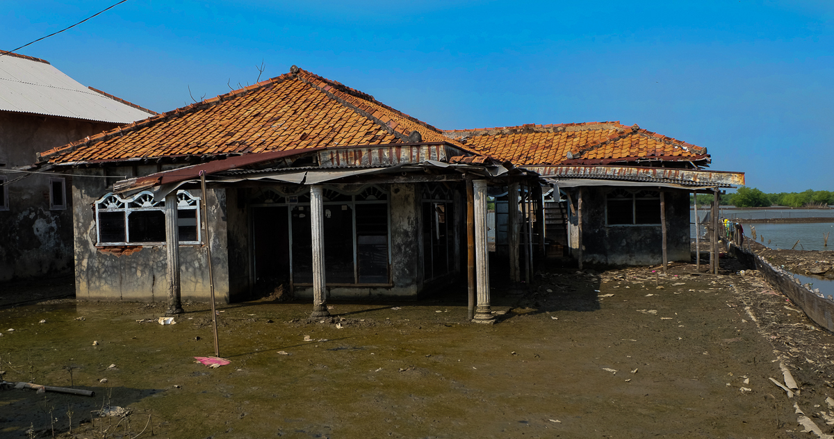 Drowning villages of Jakarta/ Please Do Not Use