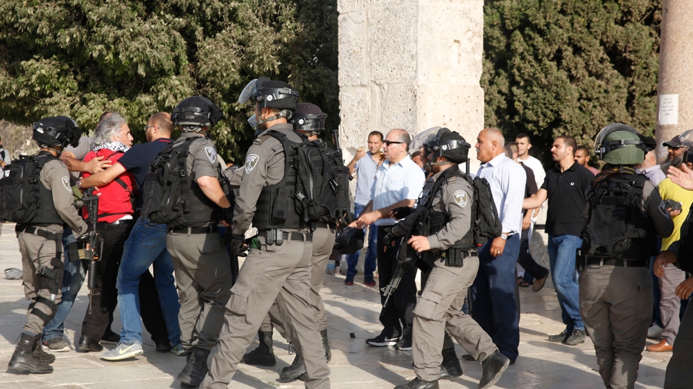 Palestinians and Israeli border police officers clash inside the compound [Mahmoud Illean/AP Photo]