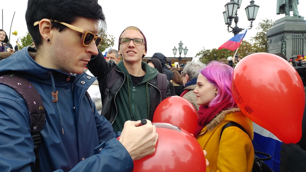 Demonstrators chanted 'Putin will leave! We will not!' and 'Happy birthday!' [Mariya Petkova/Al Jazeera]