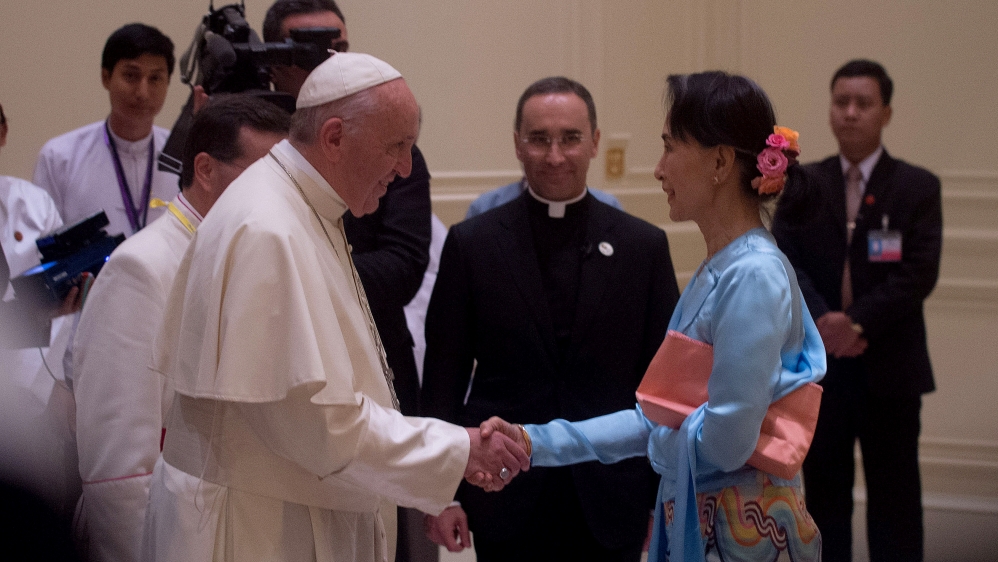 Pope meets with Aung San Suu Kyi at Presidential residence in Naypyidaw