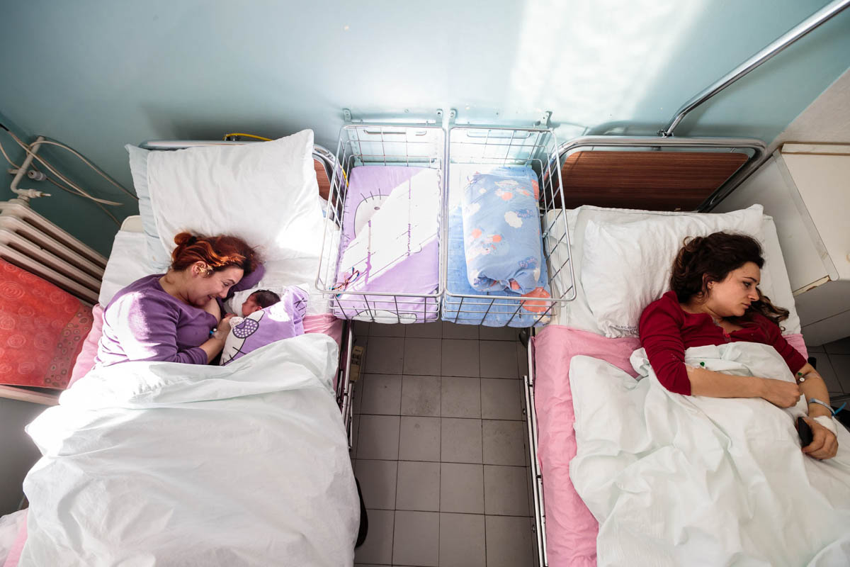 In the neonatal department of the BAR hospital, a woman has just given birth to a boy. The other woman will soon give birth to a daughter.