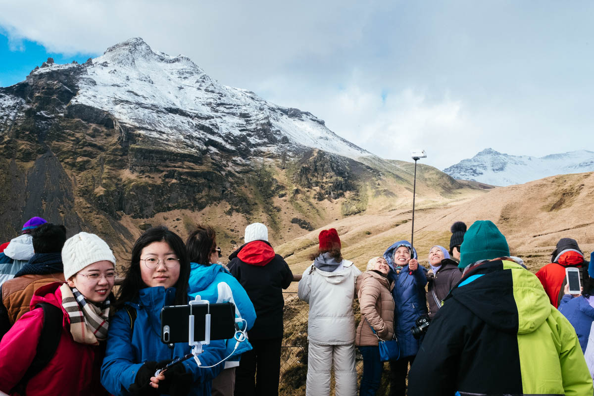 Even if the country is relatively large, most tourists flock to the most famous "spots". Parking lots are too small for the growing number of rental cars, the lack of sanitary facilities leads to drif