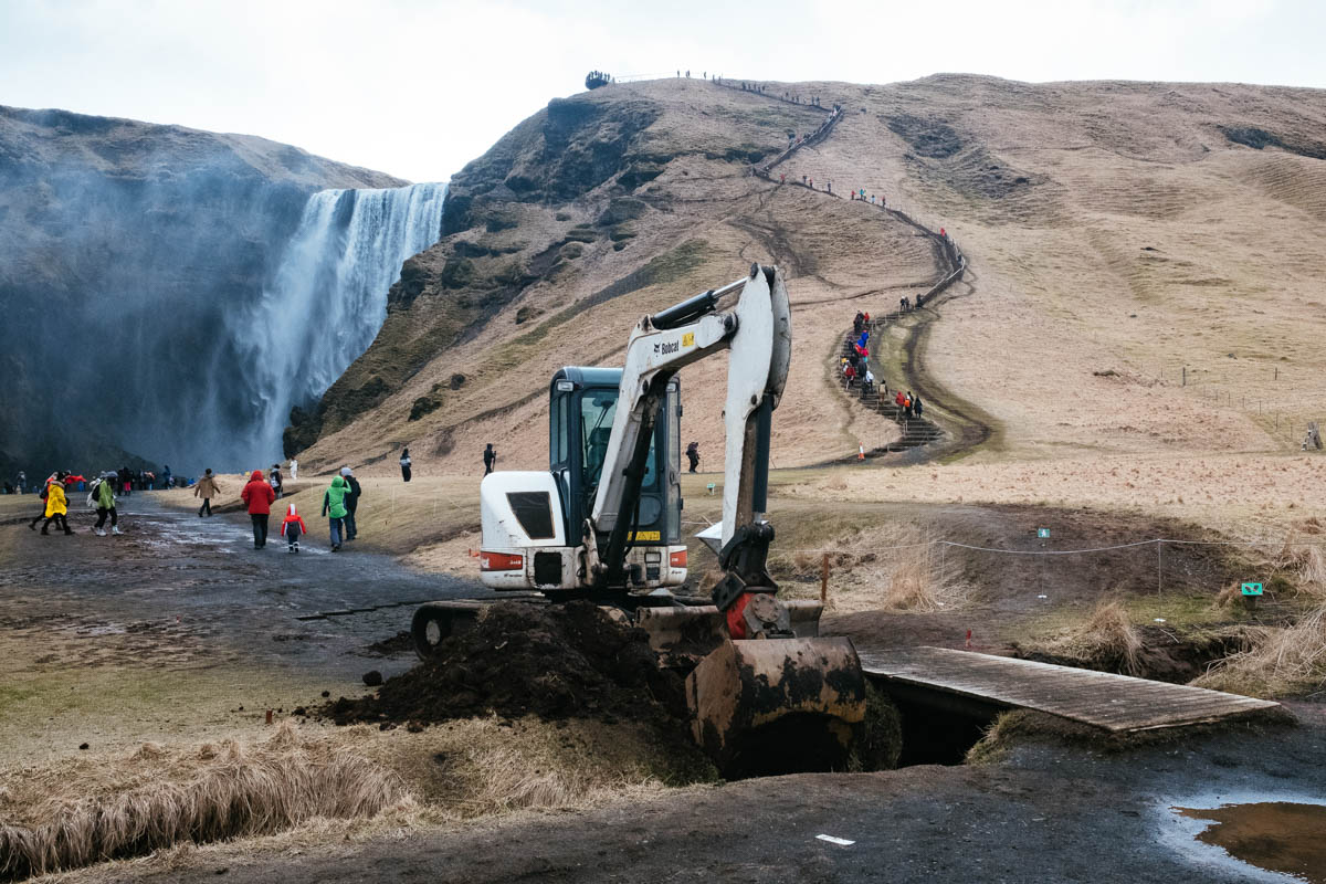 80% of tourists come to Iceland to enjoy nature. This creates enormous pressure on the sites. The upgrading of tourist infrastructure, necessary in the busiest areas, affects the natural character of