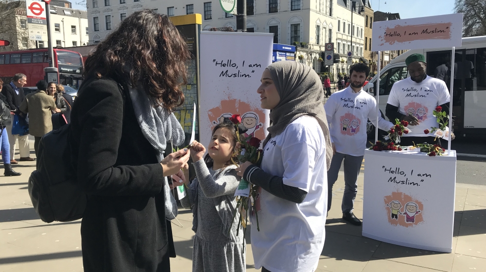 A group of young Muslims from Islami Community Milli Gorus (ICMG) give roses to passersby at King's Cross  [Anadolu]