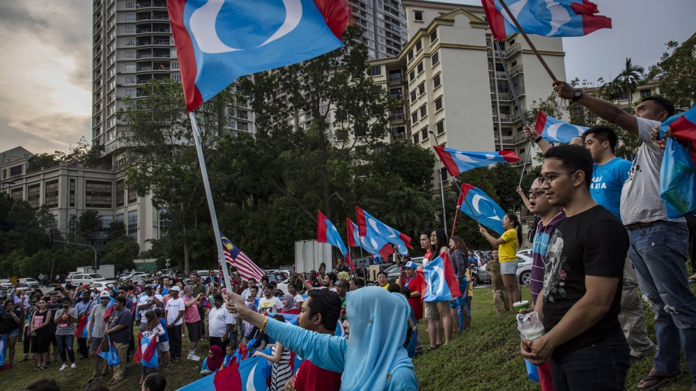 Supporters wait outside the national palace for Mahathir to be sworn in [Ulet Ifansasti/Getty Images]