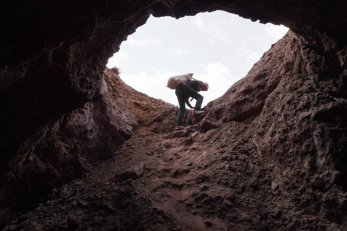 09_MOROCCO_SALT_MINING_SEBASTIAN_CASTELIER_PIC_23 – The climate is harsh in the mountains of Tinghir Province, rising to 40 degrees in the summer and dropping to 0 in the winter (*).