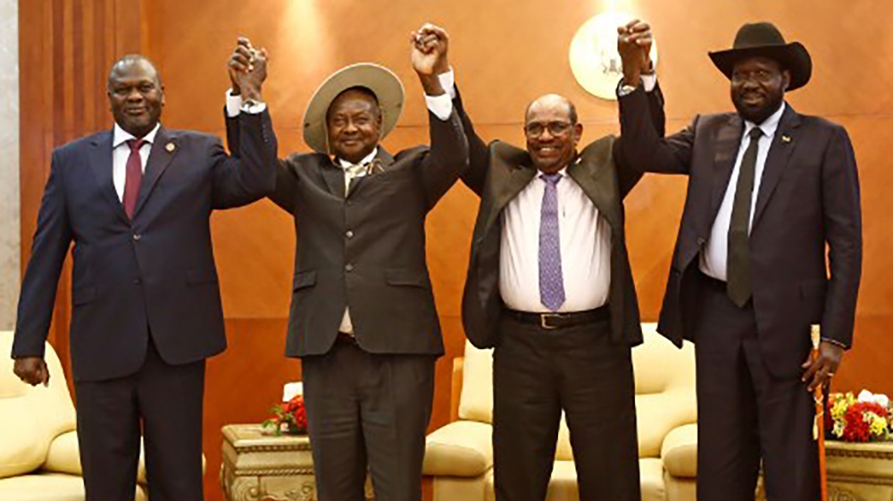 From left to right, South Sudan''s opposition leader Riek Machar, Ugandan President Yoweri Museveni, Sudanese President Omar al-Bashir and South Sudanese President Salva Kiir, pose for a group picture